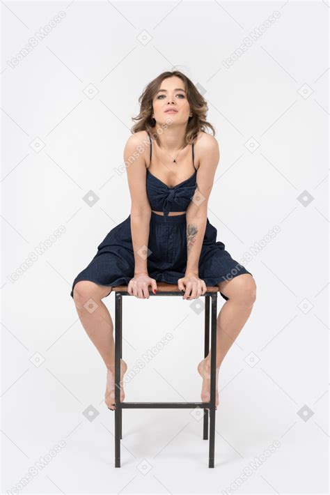 Photo De Femme Sensuelle Assise Sur Une Chaise De Bar Avec Ses Jambes