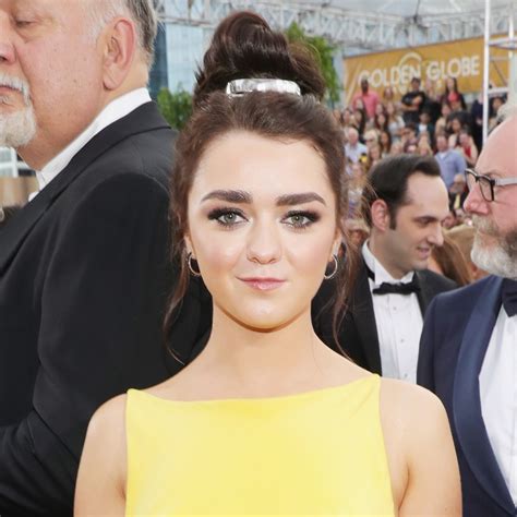 Maisie Williams Wears A Bright Yellow Gown On The 2017 Golden Globes
