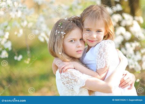 Portrait De Deux Amies De Petites Filles Photo Stock Image Du Amour Amusement