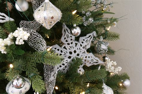 Paikat sagamore, massachusetts ostokset ja vähittäiskauppahalpahalli christmas tree shops and that. Remodelaholic | Wintry White and Silver Christmas Tree ...