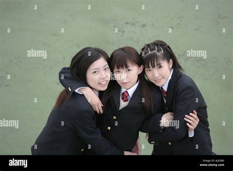 Drei High School Mädchen Mit Arme Umeinander Lächelnd Stockfotografie Alamy