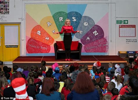 Drag Queen Entertains Bristol Primary School Children Daily Mail Online