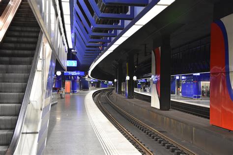 Der flughafen liegt im zentrum des schweizer autobahnnetzes mit ausgezeichneten verbindungen nach zürich, bern, basel und st. ZÜRICH (Kanton Zürich), 13.09.2016, Tunnelbahnhof Zürich ...