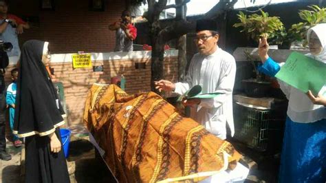 · apakah fungsi air kapur pada tabung b ? Fungsi Air Kapur Barus Untuk Jenazah - Siram lagi dengan ...