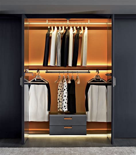 Welle ineo begehbarer kleiderschrank system ankleidezimmer schrank begehbar in mobe ikea algot storage system super affordable ikea schranksystem offener kleiderschrank begehbarer. Detail - Backstage by B&B Italia | Begehbarer ...