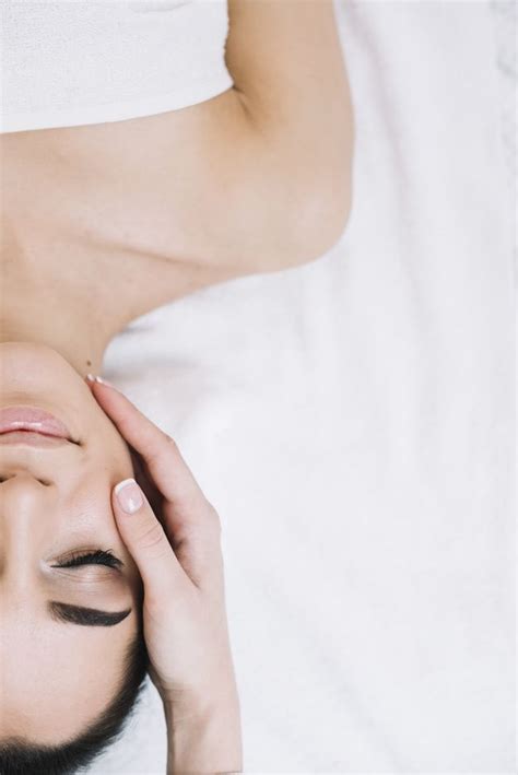 Premium Photo Woman Receiving A Relaxing Facial Massage Masaje Facial Estetica Profesional