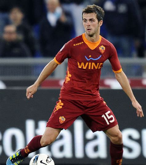 Soal kepergian pjanic, apa yang dibutuhkan roma saat ini tentu pemain pengganti yang sepadan. AS Rome: Miralem Pjanic, "Ici, je joue