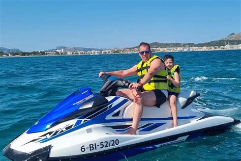 Location De Jet Ski Dans La Baie Dalcudia à Majorque Hellotickets