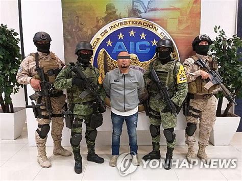 경쟁자로 홍준표 뽑은 김두관 尹, 대통령 잘 수행할 분 아냐. 어머니 체포에 눈물로 보복 위협했던 멕시코 카르텔 두목 붙잡혀 ...