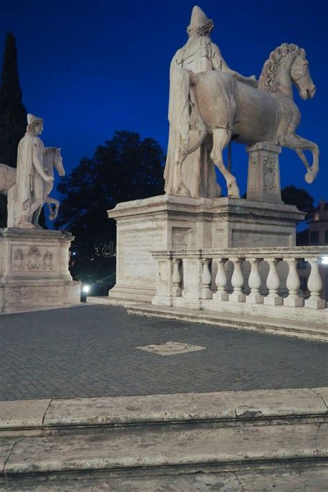 Estatuas De Dioscuri En El Cuadrado De Campidoglio En Roma Imagen De