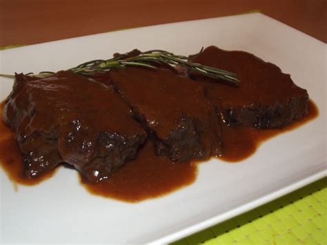 Todavía tenemos en la memoria la primera vez que lo probamos. Carrilleras de ternera en salsa de vino tinto