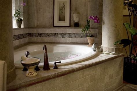 Vintage setup for a traditional bathroom with a tiny, compact design. How To Choose The Perfect Bathtub