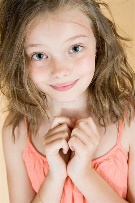 Retrato De Uma Menina Bonita Da Criança De 8 Anos Imagem de Stock