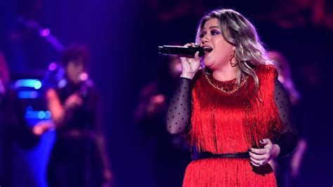 Kelly Clarkson Gets Emotional When Husband Surprises Her During Concert It S A Southern Thing