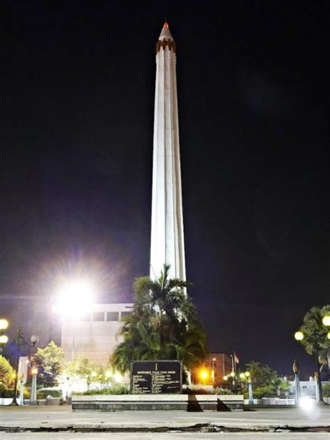 Aming aminoedhin telah kau robek kain biru pada bendera itu* * pahlawan tak dikenal. Tugu Pahlawan Surabaya ~ KOLEKSI FOTO SURABAYA