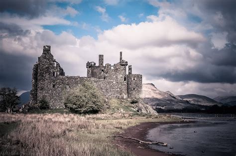 Kilchurn Castle Ruins On Banks Of Loch Awe Castle Ruins Monument