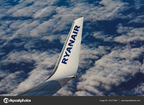 Download ryanair vector logo in eps, svg, png and jpg file formats. Ryanair logo op vliegtuig - Redactionele stockfoto ...