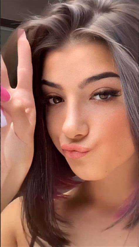 Charli d'amelio is one of the biggest stars on tiktok with her incredible dancing videos gaining her almost 100 million followers with one year of being on the platform. Pin by Thaliamarte on Charli D'amelio in 2020 | Beautiful girl makeup, Hair color underneath ...