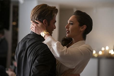 Wonder Woman Gal Gadot E Chris Pine In Una Scena Romantica Movieplayer It