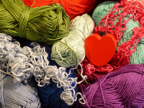 Der boden besteht aus einem fest gehäkelten muster, die henkel werden in festen maschen in runden gehäkelt. Häkeln Hilft: Granny Squares für die Decke