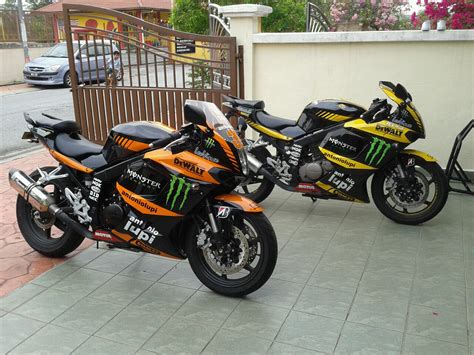 Hyosung gt250r vs naza blade gtr 250r vs comet gtr 250 vs kawasaki ninja 250r. JEMIN: naza blade tech3 oren
