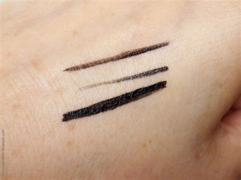 L'Oreal Super Liner Perfect Slim eyeliner (Intense Black) - Adjusting