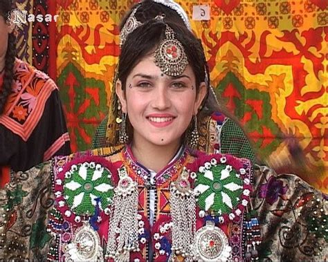 A Girl In Traditional Baloch Dress Asiatische Mode Mode Kultur