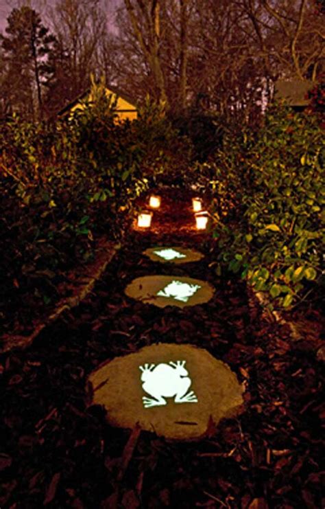 You can select this type of paint in various colors. 23 DIY Stepping Stones to Brighten Any Garden Walk - Amazing DIY, Interior & Home Design