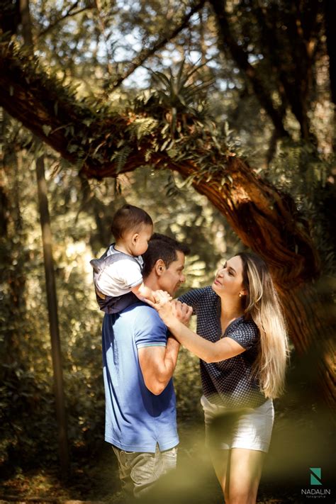 A família representa um grupo social primário que influencia e é influenciado por outras pessoas e instituições. Ensaio em família ao ar livre | Nadalin Fotografia | Curitiba