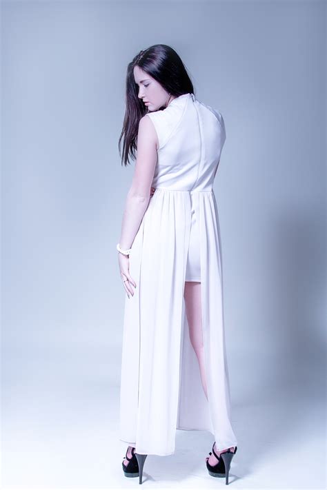 무료 이미지 여자 화이트 벽 모델 봄 사진관 유행 의류 겉옷 헤어 스타일 하얀 드레스 구두 소유 퀸