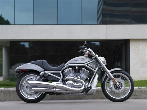 Srebrny Cruiser Harley Davidson V Rod