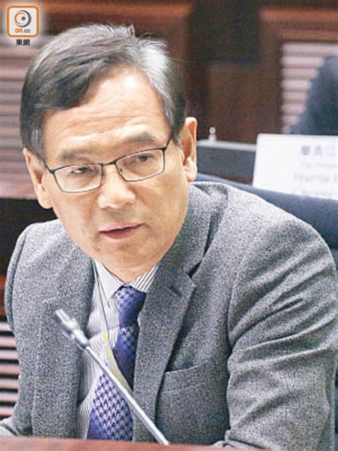 与此同时，香港部分律师准备在周四晚在街头举行静默示威游行。 本周，香港律师会（law society）就《逃犯条例》修订草案发布了一份详细的批评意见。 而此前香港大律师公会（bar association）以及多个商会组织也已对草案表达了反对意见。 叶宣/苗子（法新社）. 聲請審核激增 兩職位獲保留 - 東方日報