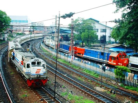 Kereta Api Jayabaya Memasuki Stasiun Jatinegara A Photo On Flickriver