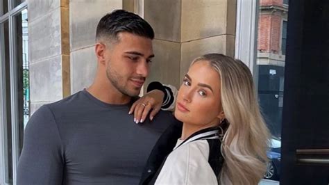Love Islands Molly Mae Hague Shows Off Necklace Tribute To Tommy Fury As He Jets To Us Mirror