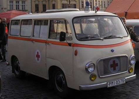 Prodal bych obě, kdybych mohl, abych své rodině pomohl, říká muž, který na ulici nabízí na prodej své orgány. mototechna | Sanitky