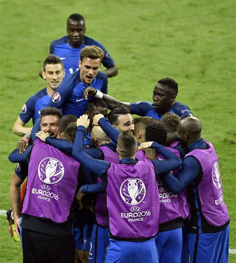 Olivier Giroud Celebrates With Team Mates After Scoring The Opening