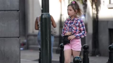 Vidéo une petite fille de ans déguisée en prostituée dans les rues de Bruxelles