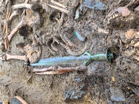 Archaeologists Find A 3000 Year Old Bronze Sword In Germany Arkeonews