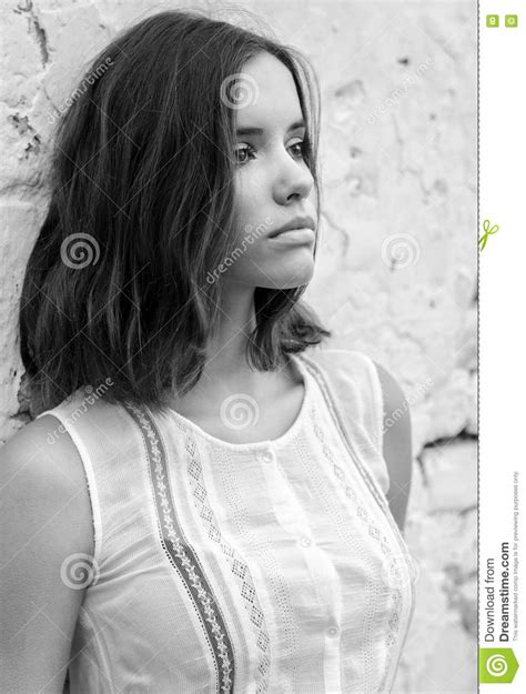 Portrait De Belle Fille Triste Dans La Robe Blanche En Noir Et Blanc Photo Stock Image Du