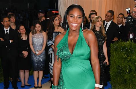 Pregnant Serena Williams Looks Stunning In The Nude On The Cover Of Vanity Fair