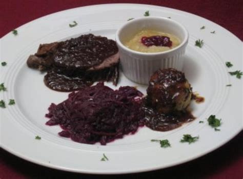 Rheinischer Sauerbraten mit Knödeln auf Apfelrotkohl mit Apfelkompott