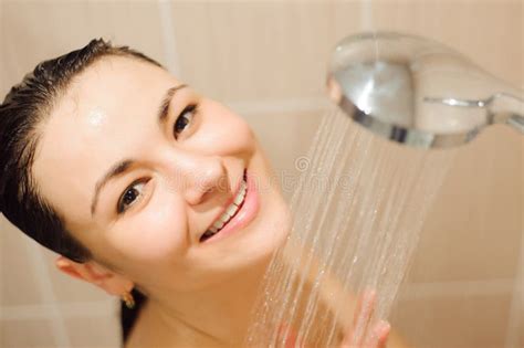 Belle Jeune Femme Nue Souriant Tout En Prenant La Douche Image Stock Image Du Adulte Vivacité