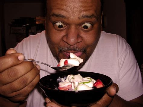 Hình ảnh Đàn ông Nam Giới Món ăn Bữa ăn Món ăn đen Đồ Tráng Miệng Ẩm Thực Nét Mặt Nụ