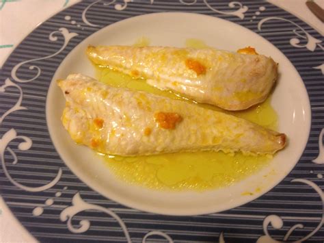 Aggiungere i filetti di gallinella tagliati a pezzetti, sfumare con il vino, fare evaporare, abbassare la fiamma e cuocere per 10 minuti. Filetti di gallinella al profumo di arancia (ricetta ...