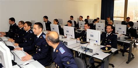 In questo video è rappresentata l'essenza della scuola superiore di polizia, dove si formano dirigenti e direttivi della polizia di stato. Foto Viaggio nella Scuola Superiore di Polizia - 14 di 16 ...