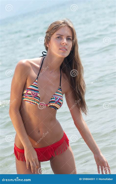 Femme Roumaine Avec Le Bikini En Plage Hellénique Image stock Image