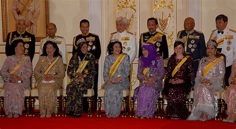 An edition of adat istiadat diraja negeri sembilan (2008). MONARKI RAJA: Azrinaz Mazhar Hakim
