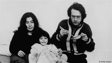 Yoko Ono Ein Leben In Kritik Alle Multimedialen Inhalte Der
