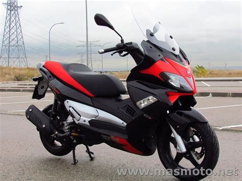The scooter inspired by the racing world. Aprilia Aprilia SR Max 300 - Moto.ZombDrive.COM