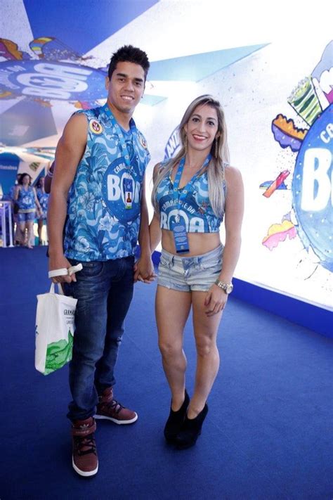 Daniele hypolito e fabio castro substituem adriana bombom e adrien cunha. EGO - Daniele Hypolito troca beijos com o namorado na ...